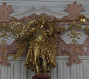 ngel tocando la trompeta. Detalle de la iglesia de los Jesuitas (Lucerna, Suiza)