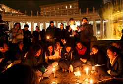 En la plaza de San Pedro, durante la agona de Juan Pablo II